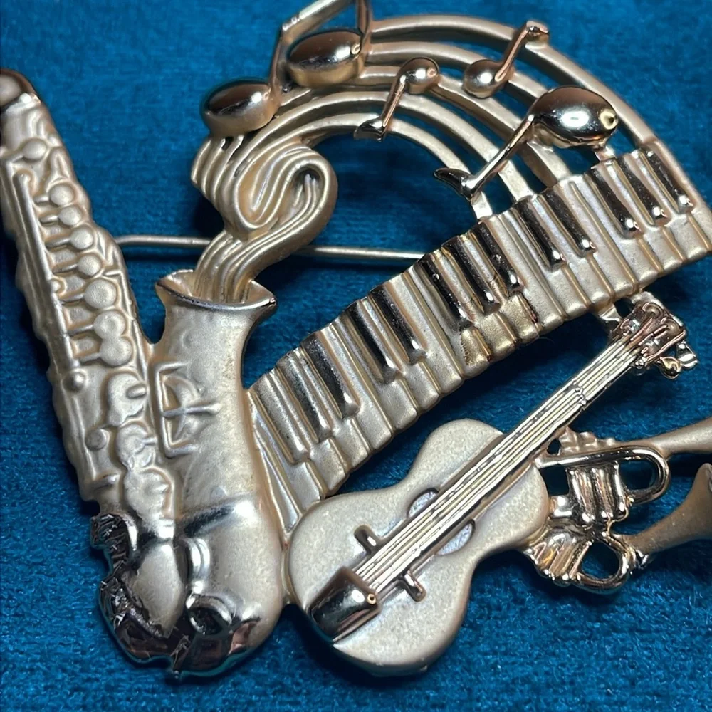 AJC Goldtone Music Brooch - Picture 3 of 5